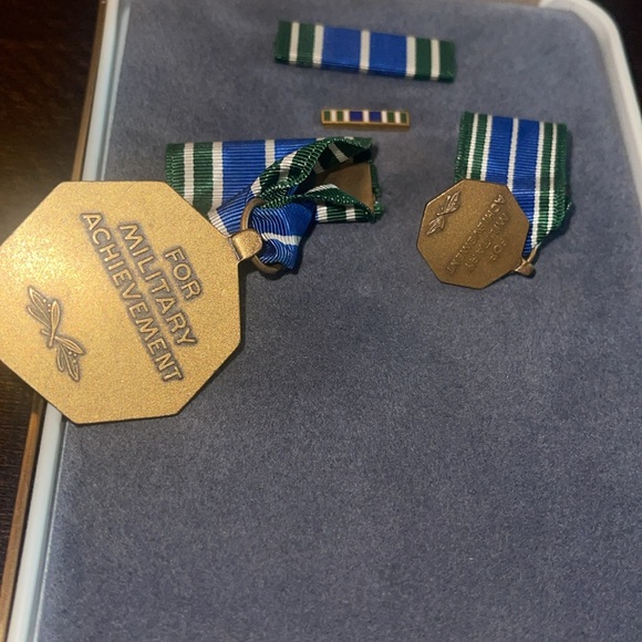 US Army Medal FOR MILITARY ACHIEVEMENT 4 Piece Medal Set Original Arrow Box - Picture 4 of 7